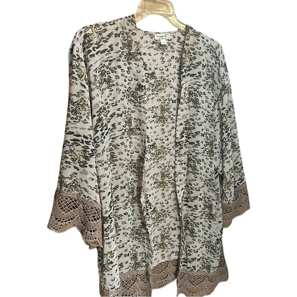 ONE WORLD Accessories - One world, leopard printed, lace, trimmed,‎ kimono. Size petite XL.
